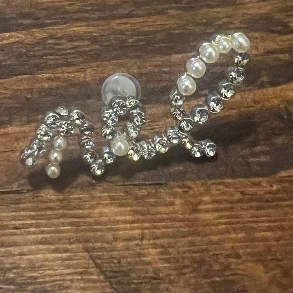 Cha nel Earrings - Picture 5 of 5